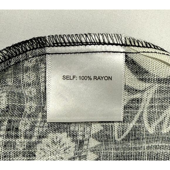 Rose + Olive NWT Sleeveless Black & White floral Top Size Medium - Picture 9 of 9